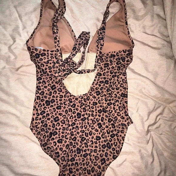 NWOT shade and shore neck plunge leopard women’s one piece swimsuit - Picture 2 of 5